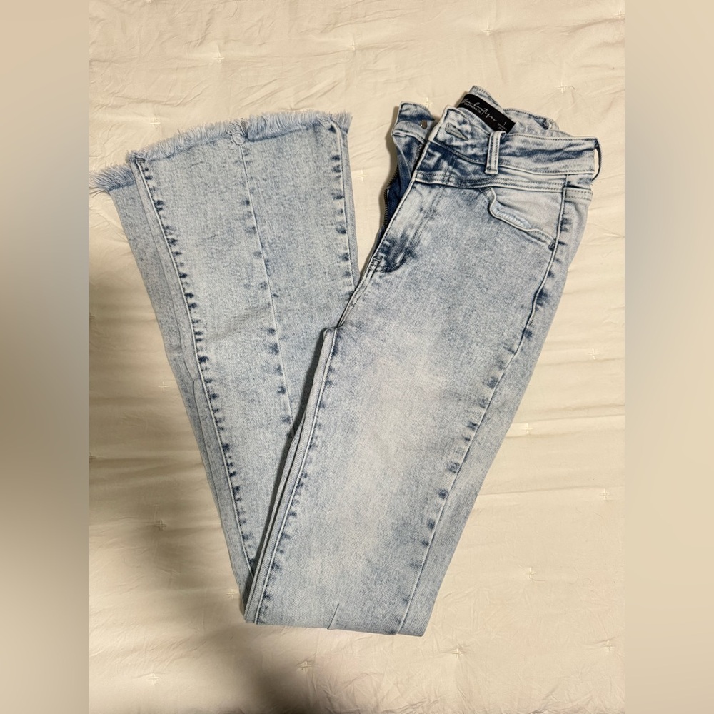 Light acid wash Frayed Hem Women Jeans